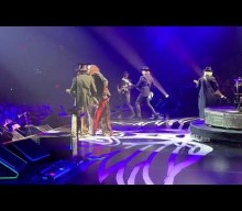JOEY KRAMER Rejoins AEROSMITH On Stage In Las Vegas (Video)