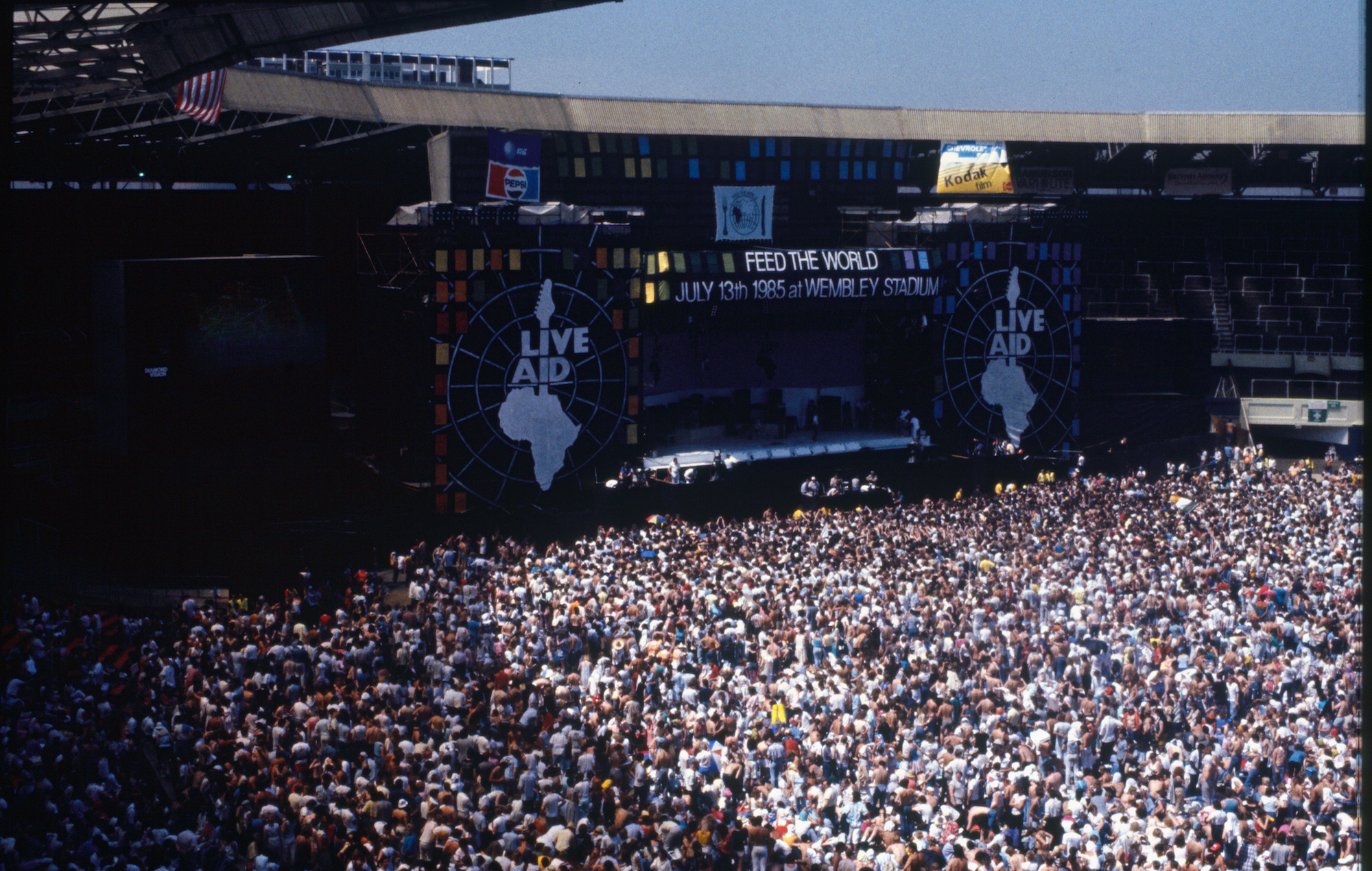Стадион уэмбли 1986. Концерт Live Aid 1985 Queen. Куин 1985 стадион Уэмбли. Live Aid стадион Уэмбли. Концерт на Уэмбли 1985 куин.