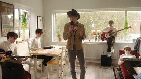 Watch Declan McKenna play ‘Beautiful Faces’ with four other versions of himself