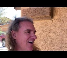 Watch MEGADETH’s DAVID ELLEFSON Personally Deliver ‘Rust In Peace’ 30th-Anniversary JACKSON Bass To Superfan In Tucson