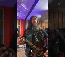 Watch MACHINE HEAD’s ROBB FLYNN Perform Acoustic Covers Of SLIPKNOT, PEARL JAM, DEFTONES And STAIND