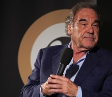 Oliver Stone says Hollywood has gone “mad”: “It’s like an ‘Alice in Wonderland’ tea party”