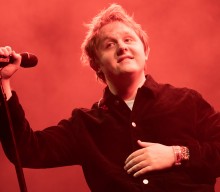 Lewis Capaldi won’t be releasing any new music this year: “People have suffered enough”