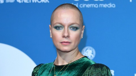 ‘The Walking Dead’ star Samantha Morton admitted to hospital: “#WearAMask”
