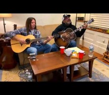 Watch STAIND’s AARON LEWIS And MIKE MUSHOK Perform Acoustic Version Of ‘Mudshovel’