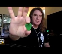 MEGADETH’s DAVID ELLEFSON On Why He Switched To Playing With A Pick: ‘It Was Literally A Survival Tactic’