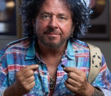 TOTO Guitarist STEVE LUKATHER Talks About His ‘Life-Changing’ Decision To Wear ‘Widex Moment’ Hearing Aids