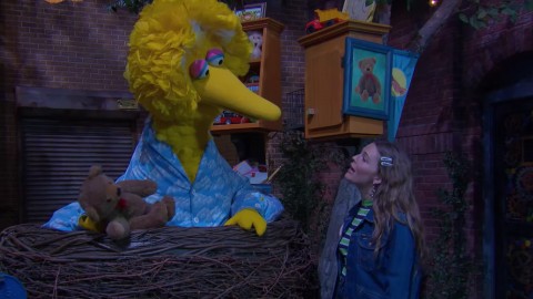 Watch Maggie Rogers sing the residents of Sesame Street to sleep