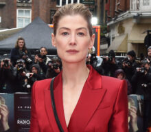 Rosamund Pike buries her awards in the garden: “It’s probably deeply psychological”