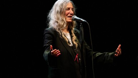 Patti Smith warns against “stupid” fraudster asking fans to send hair
