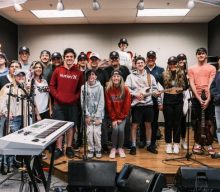 MÖTLEY CRÜE’s VINCE NEIL Surprises ‘School Of Rock’ Students In Franklin, Tennessee
