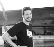 Frank Turner discusses reconciling with his trans parent: “She’s really fun, really chatty and she cares”