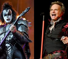 Gene Simmons has apologised for comparing David Lee Roth to “a bloated, naked Elvis”