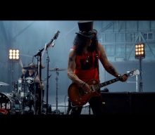 SLASH Says Only One Member Of His Solo Band Managed To Avoid Catching COVID-19 During Making Of ‘4’ Album