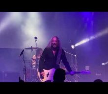 Watch MÖTLEY CRÜE’s VINCE NEIL Play His First Solo Show Of 2022