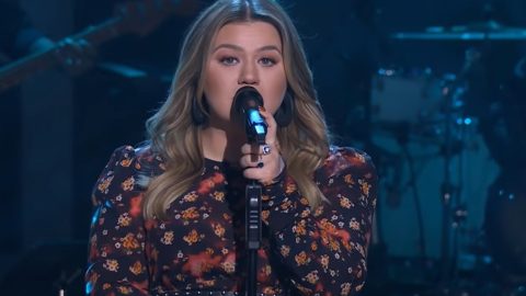Watch Kelly Clarkson cover Sharon Van Etten’s ‘The End Of The World’