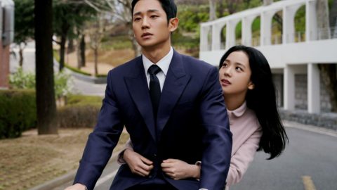 BLACKPINK’s Jisoo surprises ‘Snowdrop’ co-star Jung Hae-in on set of his new K-drama