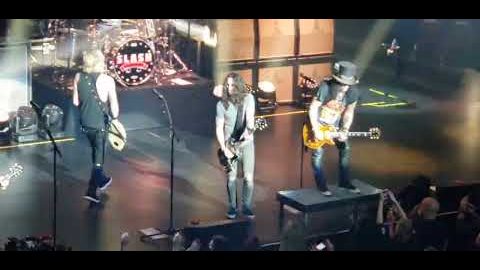 DUFF MCKAGAN Joins SLASH Onstage In Seattle To Perform GUNS N’ ROSES Classic (Video)