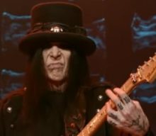 MICK MARS Sues MÖTLEY CRÜE Over Tour Profits, Says All Of NIKKI SIXX’s Bass Tracks On ‘The Stadium Tour’ Were Pre-Recorded