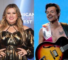 Watch Kelly Clarkson perform emotional Harry Styles cover