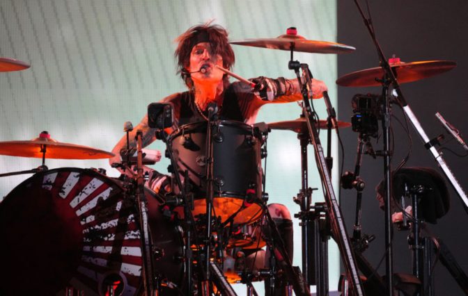 Tommy Lee plays first full Mötley Crüe show since breaking his ribs