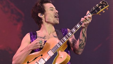 Harry Styles helps Italian fan come out during Wembley Stadium gig