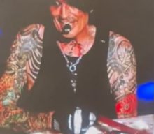 Watch: MÖTLEY CRÜE’s TOMMY LEE Throws Ribs Into The Crowd During Washington, D.C. Concert