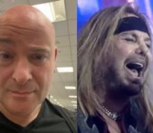 DAVID DRAIMAN Is ‘Proud’ Of VINCE NEIL For ‘Sounding Good’ And ‘Looking Healthy’ On MÖTLEY CRÜE’s Stadium Tour