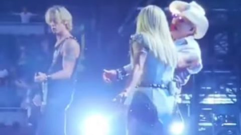Watch: GUNS N’ ROSES Joined By CARRIE UNDERWOOD At London Concert