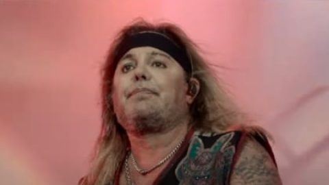 MÖTLEY CRÜE’s VINCE NEIL Diagnosed With COVID-19: ‘This Thing Is Really Kickin’ My Ass’