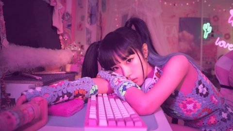 Choi Yena brings out her gamer side in new music video for ‘Smartphone’
