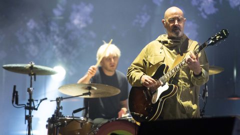 Bonehead says Oasis reunion would be “worth it for the younger fans”