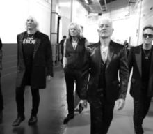 DEF LEPPARD Takes You Behind The Scenes In Seattle, Vancouver And Edmonton On ‘The Stadium Tour’ (Video)
