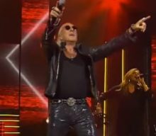Watch: DEE SNIDER Performs TWISTED SISTER Classics On Canadian TV Show ‘En Direct De L’Univers’