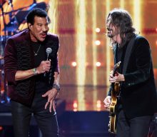 Dave Grohl performs ‘Easy’ with Lionel Richie at Rock & Roll Hall Of Fame ceremony