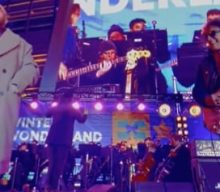 Watch: JOURNEY’s NEAL SCHON Performs With Singer TEDDY SWIMS At Tree-Lighting Ceremony In San Francisco